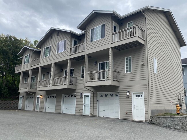 Building Photo - A beautifully maintained (2) bed, (1.5) ba...