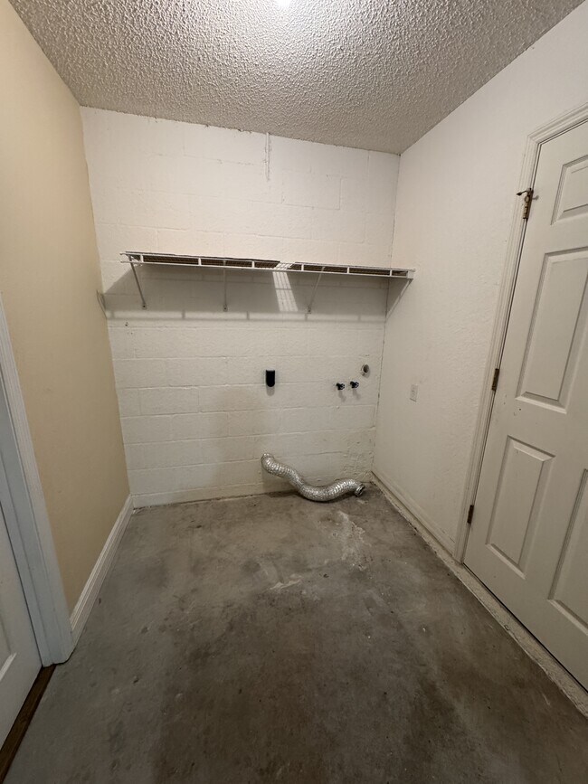 Building Photo - 5100 Mentmore Ave