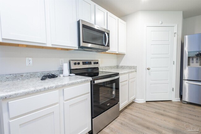 Building Photo - 975 Lovebird Ct