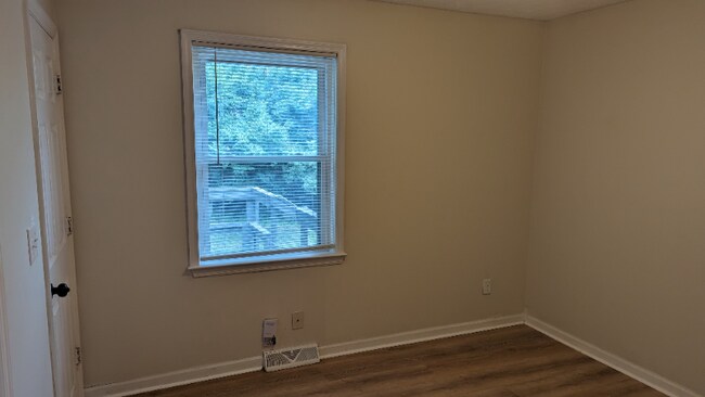 Building Photo - 474 Woodview Dr