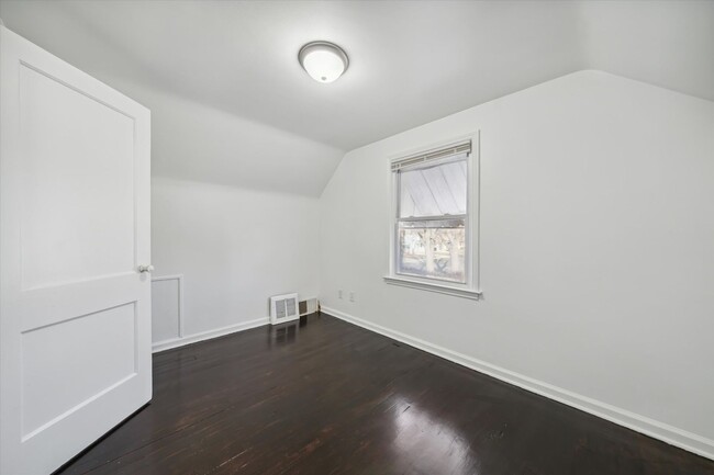 Building Photo - 3 Bedroom Bungalow - West Side