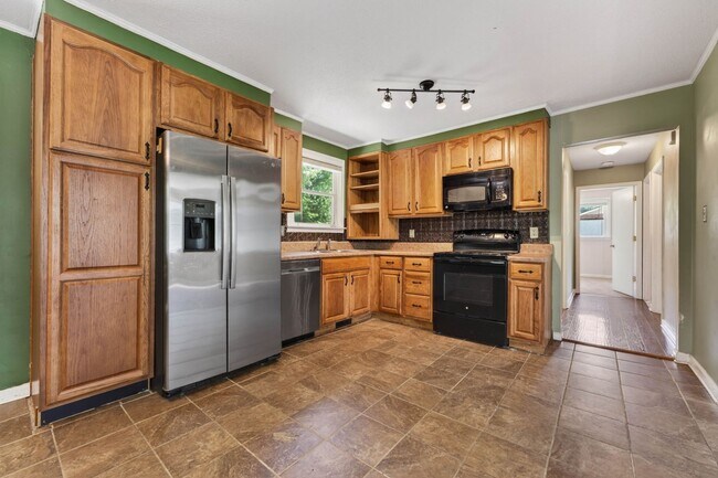 Building Photo - 3 Bedroom Pet Friendly Home For Rent Near Heritage Park!