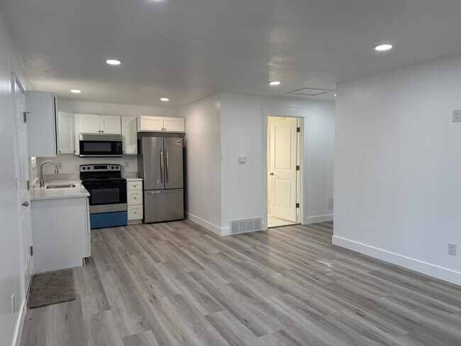 Building Photo - Remodeled duplex - back unit