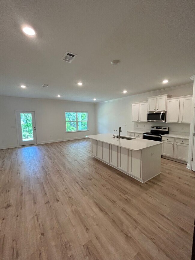 Building Photo - Beautiful 4 Bedroom Home in Point Washington!