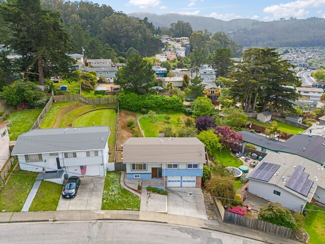 Building Photo - Coastal Charm in Linda Mar - Spacious Home...