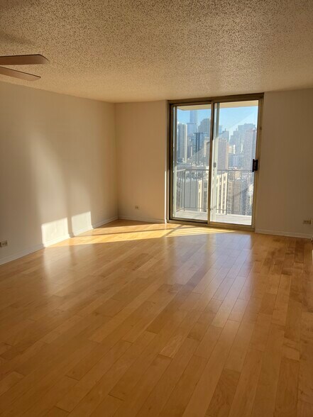 Building Photo - 1212 N La Salle Dr
