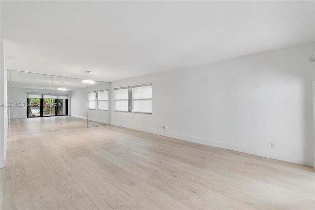 Building Photo - 398 Fern Dr