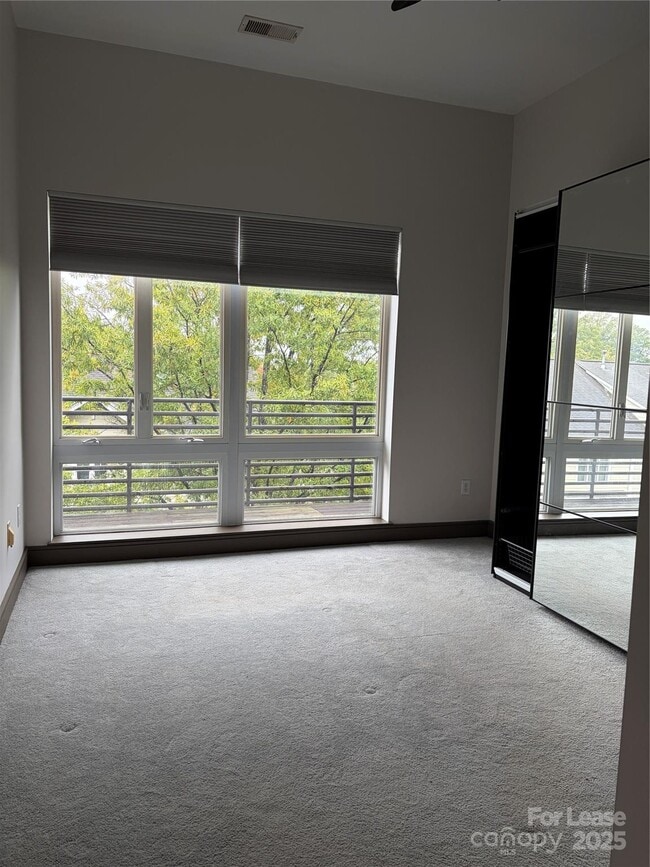 Building Photo - 2200 Lyndhurst Ave