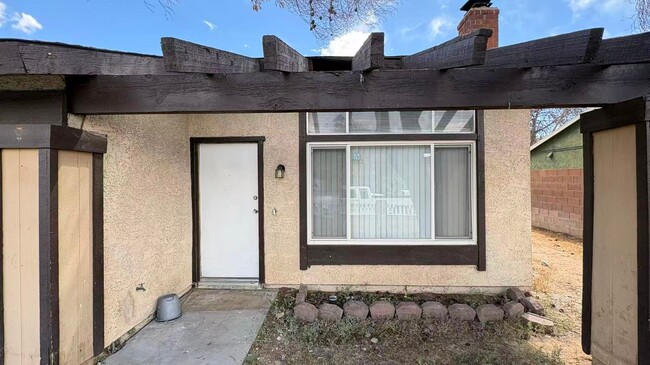 Building Photo - Cozy Home