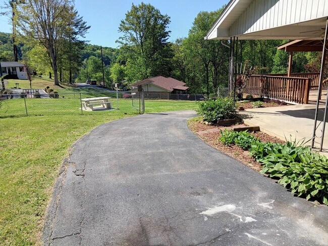 Building Photo - 3 or 4 Bedroom / 2 Bath Home   Kingsport TN