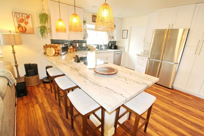 Building Photo - Standalone, Remodeled, Tastefully Furnishe...