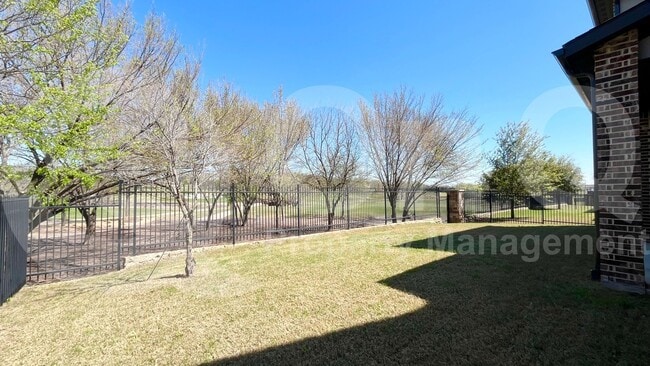 Building Photo - 7005 Golf Club Dr