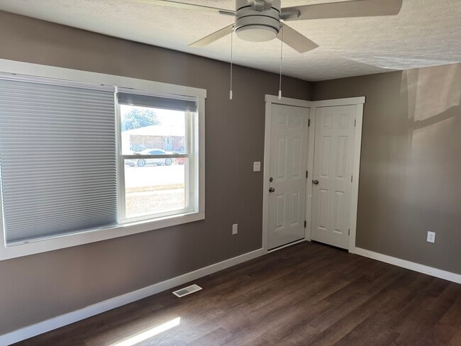 Building Photo - 345 Frayne Dr