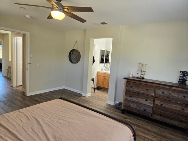 Building Photo - 4 BR 2.5 BA detached modern single-family home.