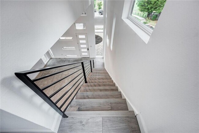 Building Photo - 6111 Begonia Cir