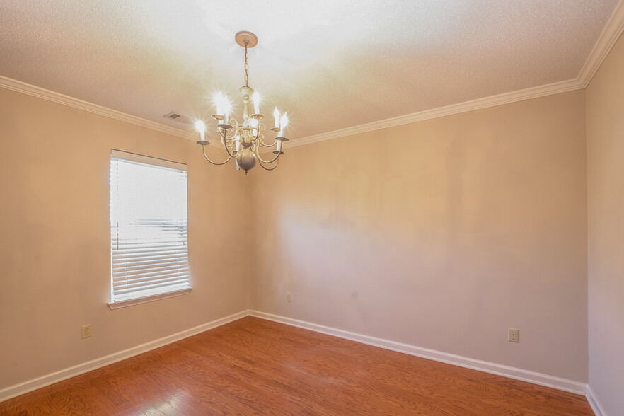 Building Photo - 10237 Green Moss Dr N