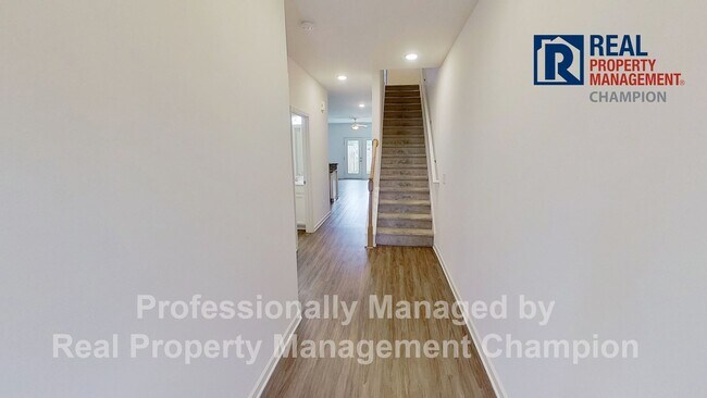 Building Photo - Fabulous Townhome in Heart of Leland