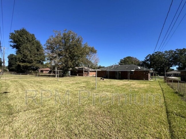 Building Photo - 207 Sinbad St