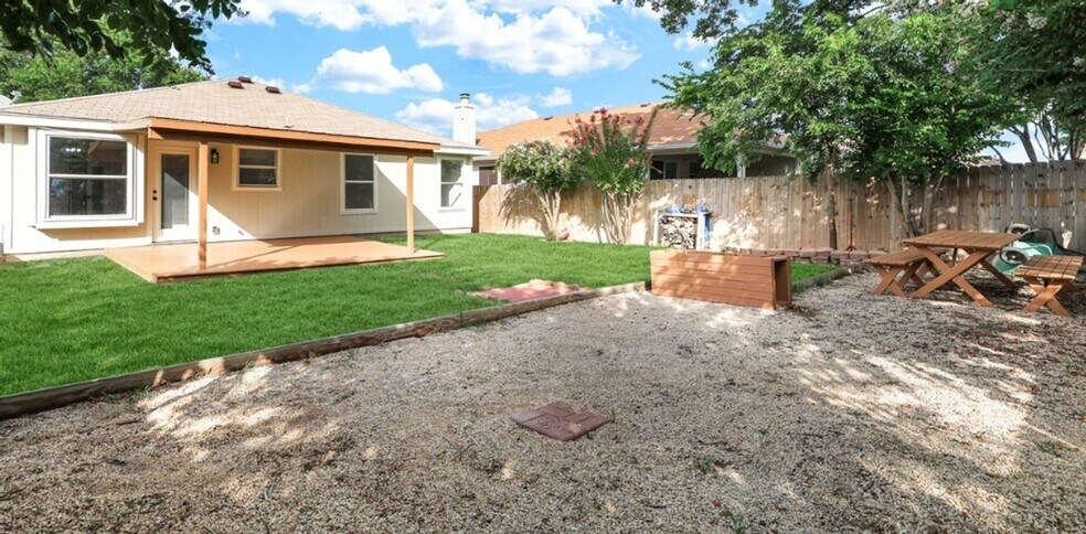 Building Photo - 7142 Lynn Lake Dr