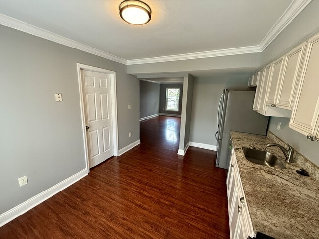 Building Photo - 568 Lancaster Pl