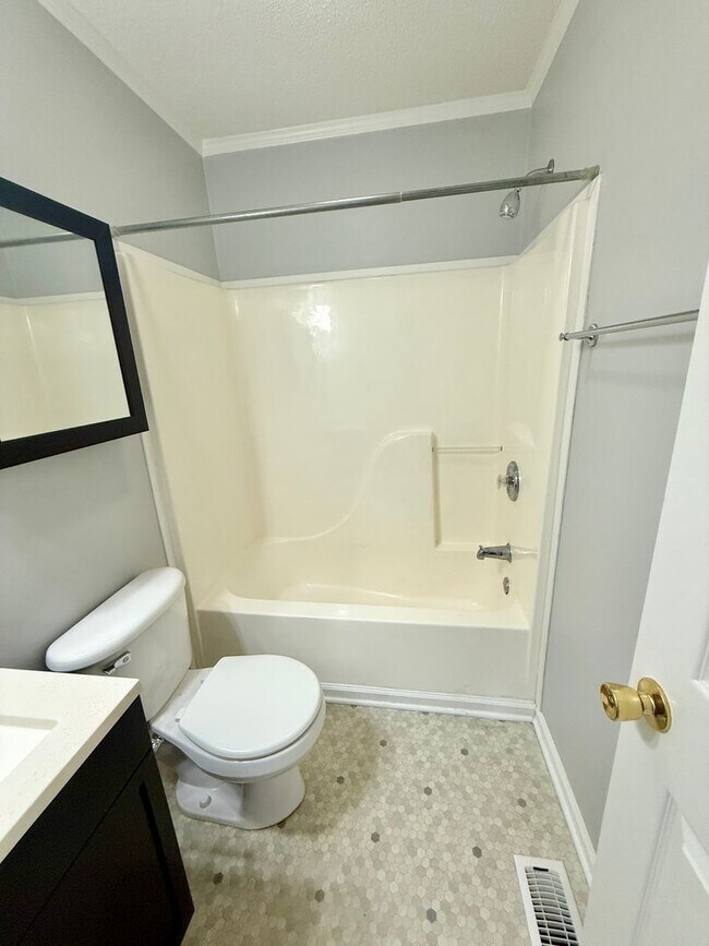 Building Photo - 3 Bed 2 Bath home with pool and lawncare included for $1825!!!