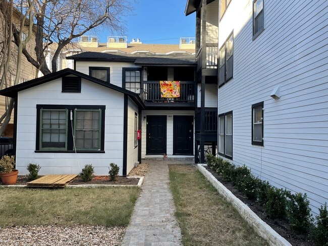 Building Photo - West Campus 1x1