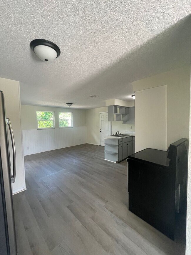 Building Photo - 3 Bed 2 Bath | Single Car Garage | Washer/Dryer Hookups | Central Air | Pet Friendly | Section 8 ...