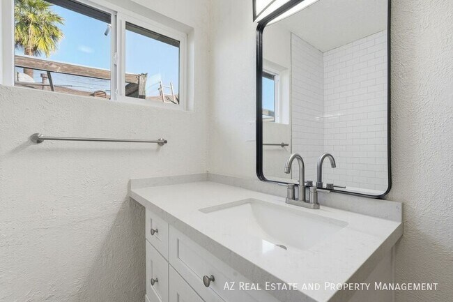 Building Photo - 1802 E Coronado Rd