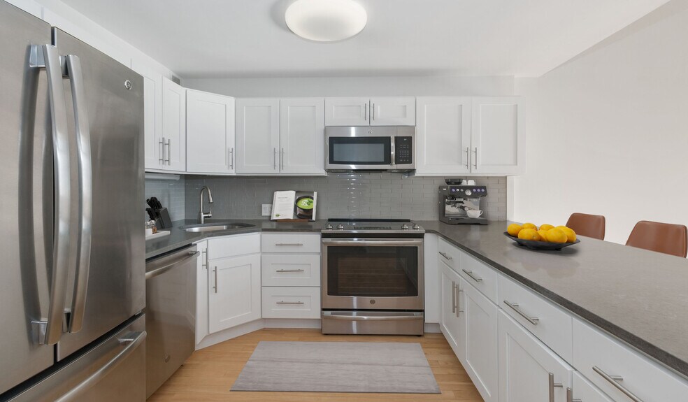 Renovated kitchens with luxury finishes are available for upgrade. Ask the leasing team for more details! - Riverloft