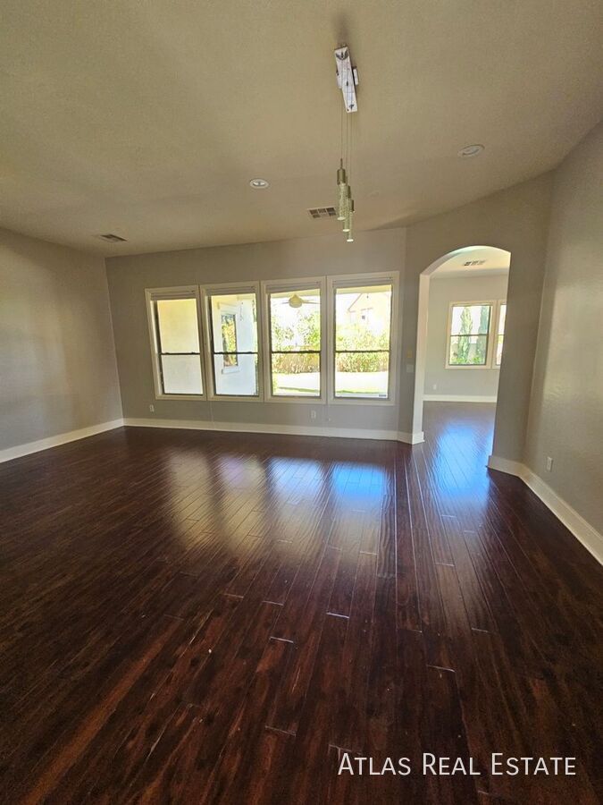 Building Photo - 1076 E Phelps St