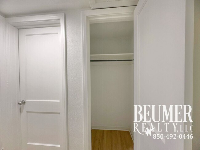 Building Photo - Charming Updated 2br/1ba Mid-Century Cottage