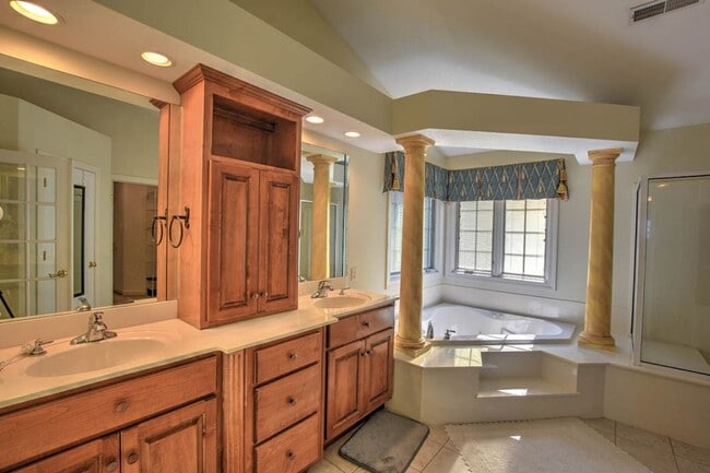 Building Photo - Forsyth Home!  4 Beds 3.5 Baths with Finis...