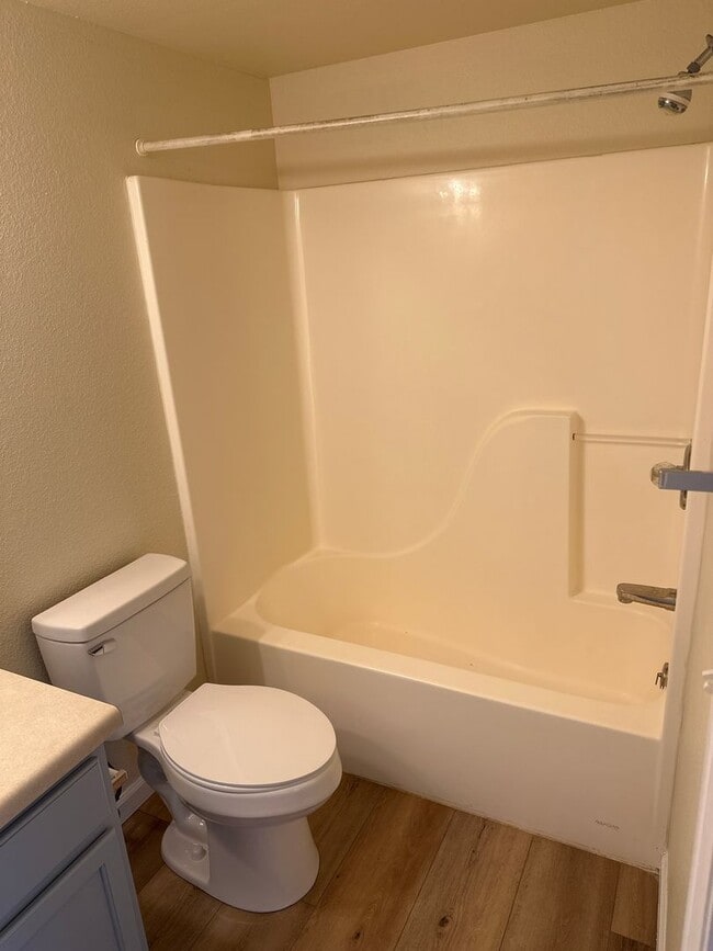 Building Photo - 2 Bedroom Condo in West Glenwood