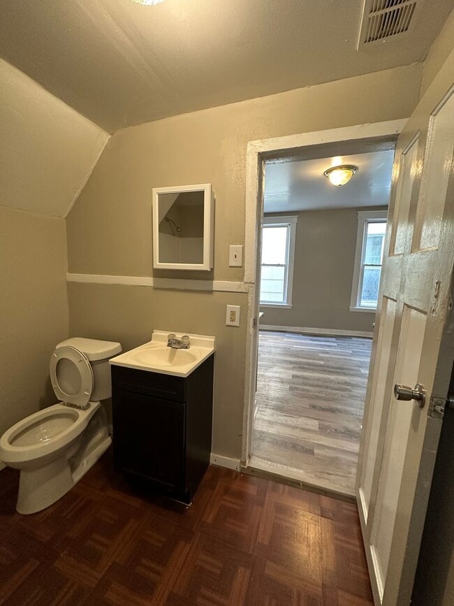 Building Photo - Spacious 5-Bedroom Home with 2 Full Baths, Freshly Rehabbed, Ready to rent