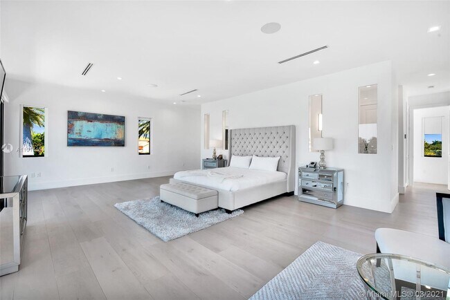 Building Photo - 2700 N Bay Rd