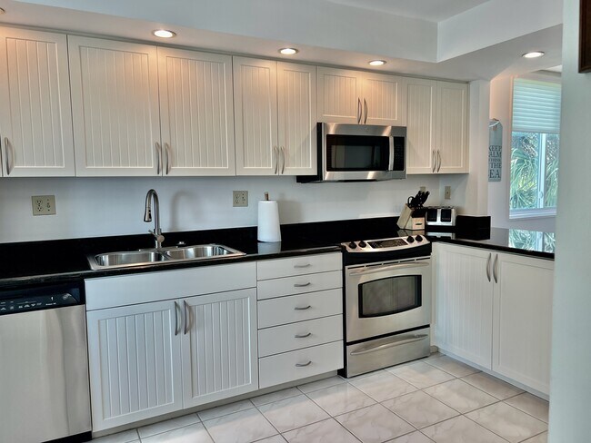 Kitchen - 843 Bayport Way