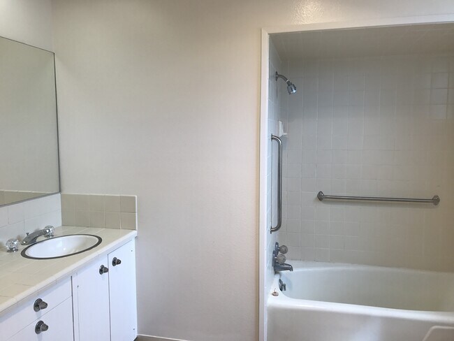 Building Photo - Three Bedroom Turnpike Home/Foothill Schoo...