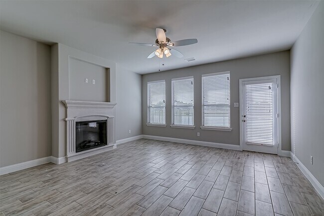 Building Photo - 327 Sweetspire Dr