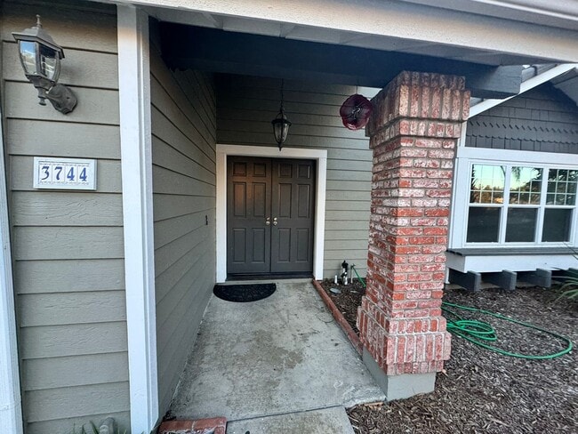 Building Photo - Elegant 4-Bed, 3-Bath Two-Story Home with Spacious Backyard and Private Downstairs Suite