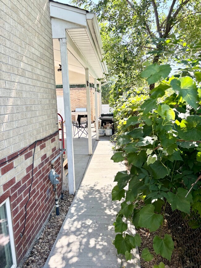 Building Photo - 318 S Dale Ct