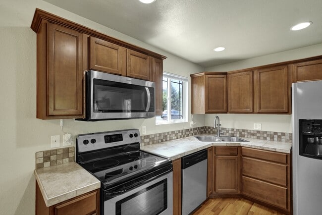 Building Photo - Updated end-unit townhouse for rent!