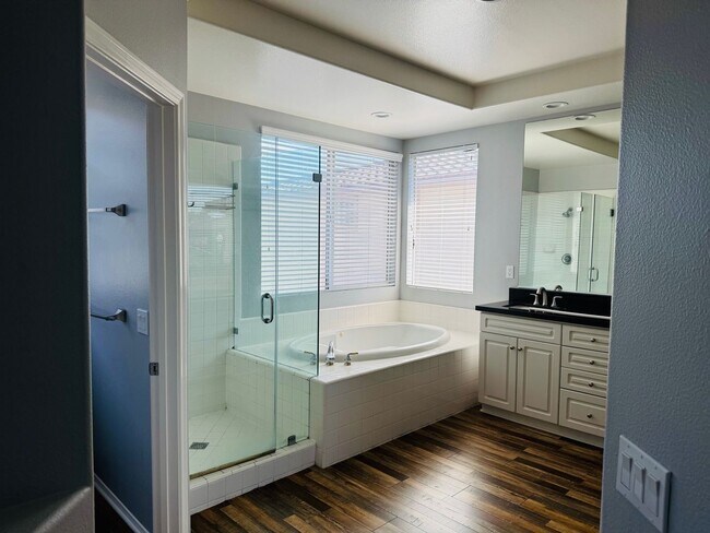 Building Photo - Stunning Two-Story Home in Sterling Hills Fairways