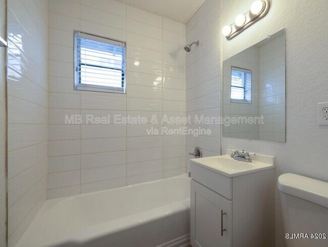 Building Photo - 1527 E Oak St