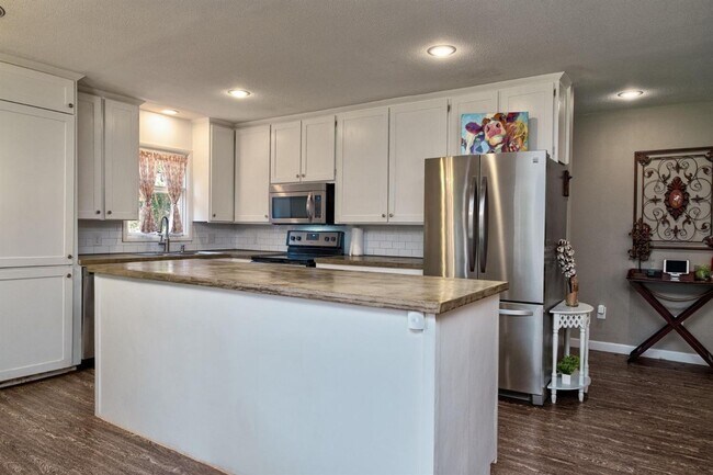 Building Photo - Pre-Leasing - 3 bed 2 bath