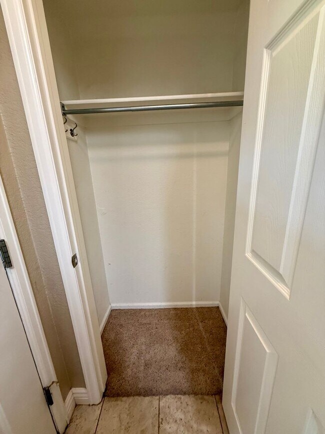 Building Photo - Spacious, Updated 2BR / 2 BA Condo in Gated Community!