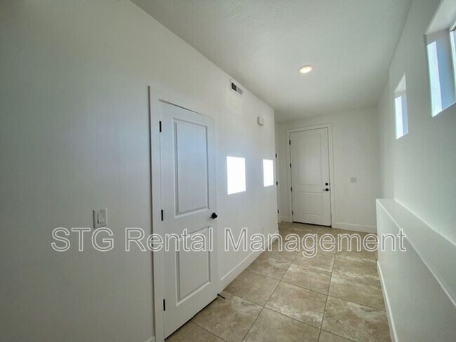 Building Photo - 2473 350 N