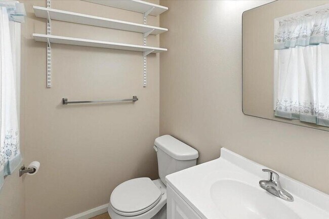 Building Photo - 709 Cypress Dr