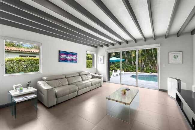 Building Photo - 425 NE 114th St