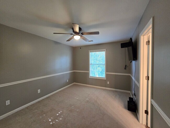 Building Photo - MOVE-IN SPECIAL!! $250 OFF First Month