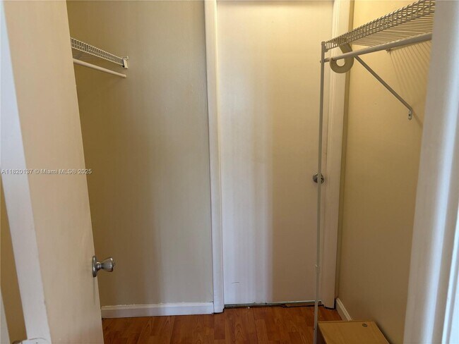 Building Photo - 4164 Inverrary Dr